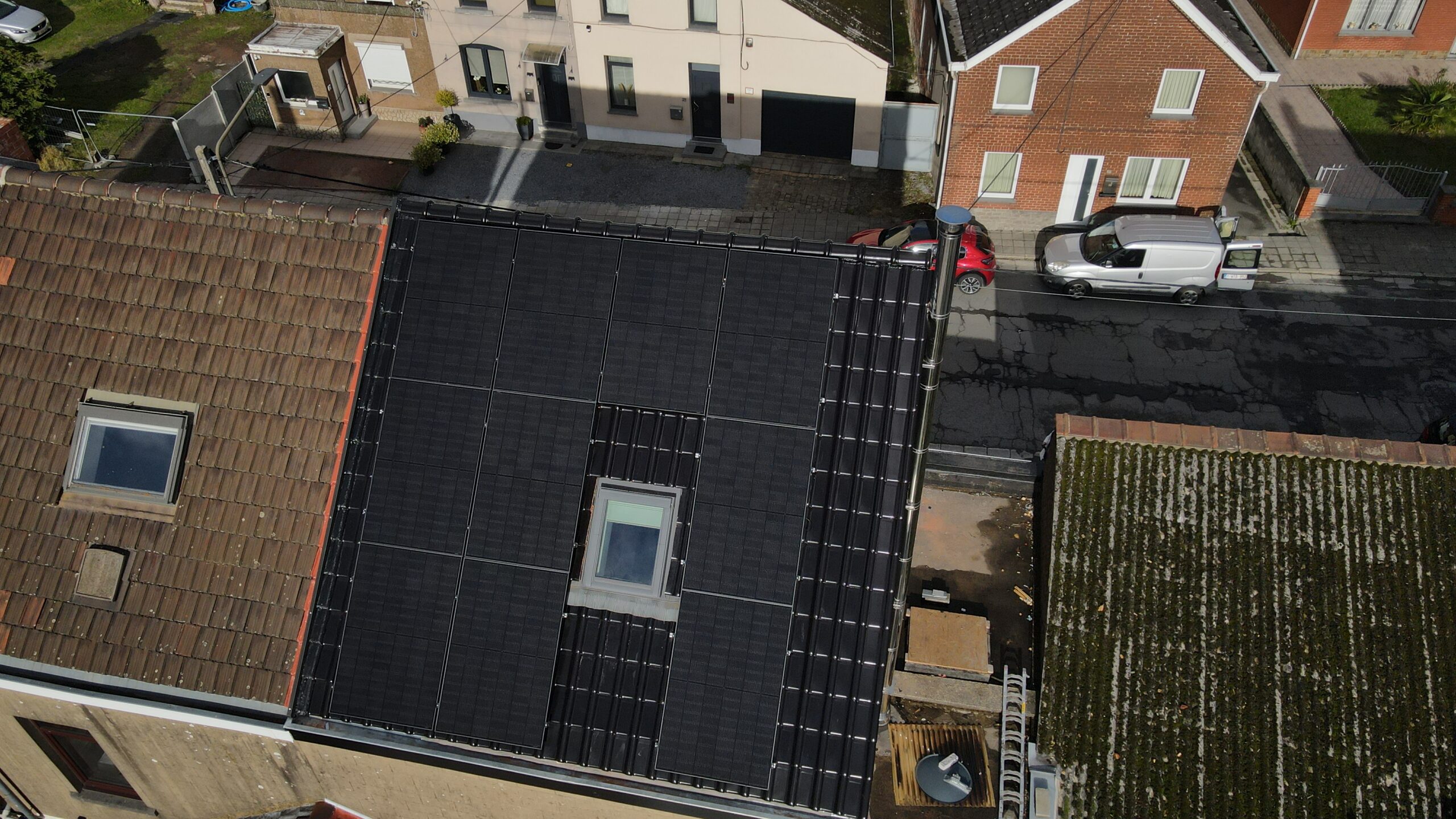 Panneaux photovoltaïques, bardage et rénovation de toiture à Bois-d'Haine par KGN Construct