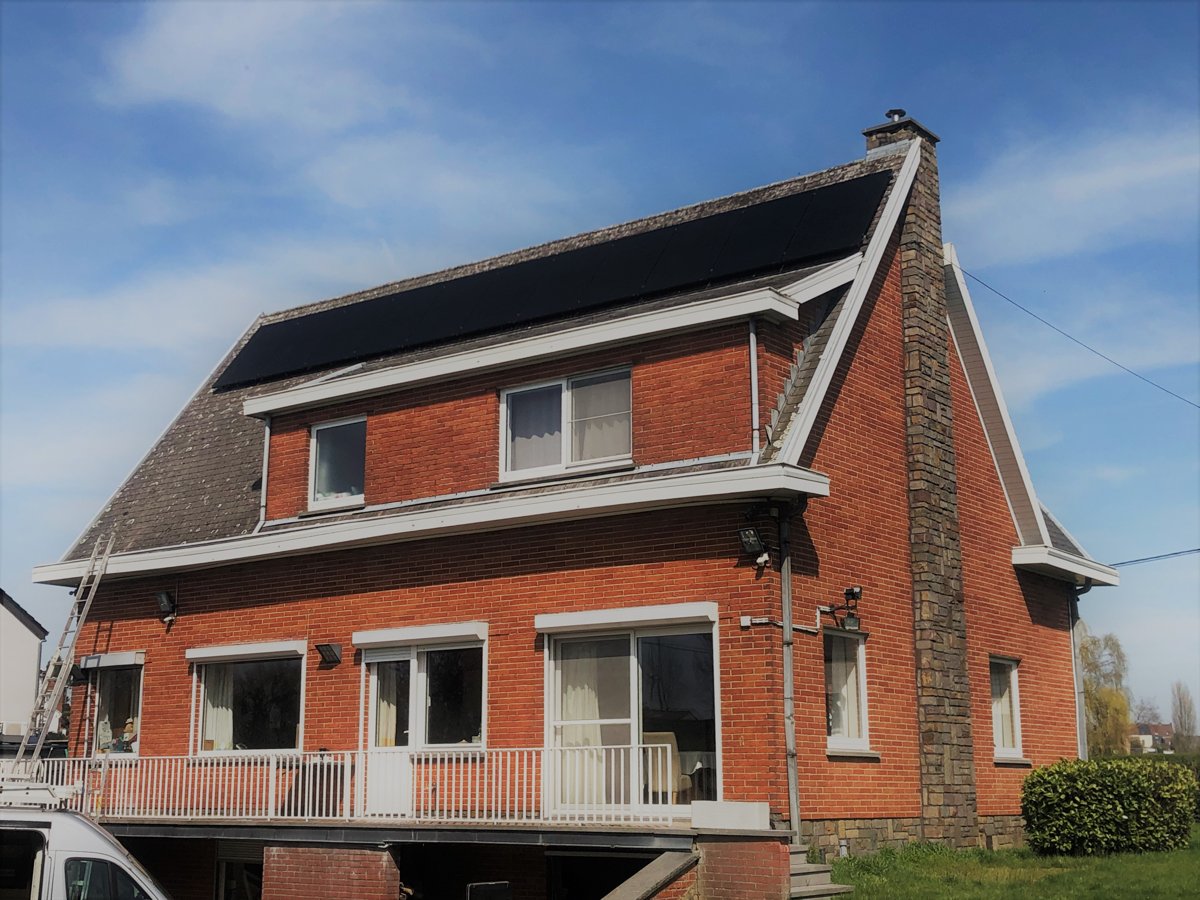Installation photovoltaïque sur maison en briques avec camionnette KGN Construct en Hainaut